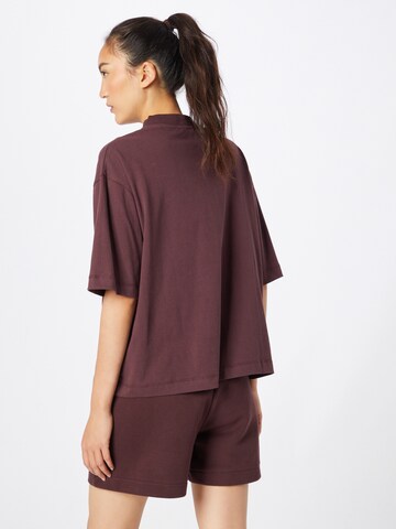 Tricou 'SLOW DOWN' de la Comfort Studio by Catwalk Junkie pe maro