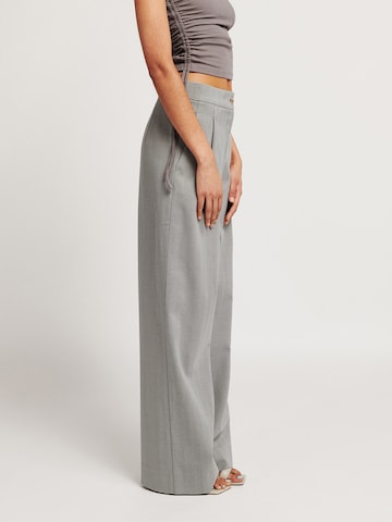 Lezu Wide leg Pleat-Front Pants 'Susanne' in Grey: side