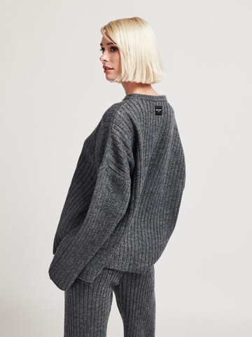 UNFOLLOWED x ABOUT YOU Sweatshirt 'COMFY ' i grå: baksida