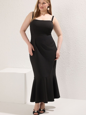 Trendyol Curve Dress in Black: front