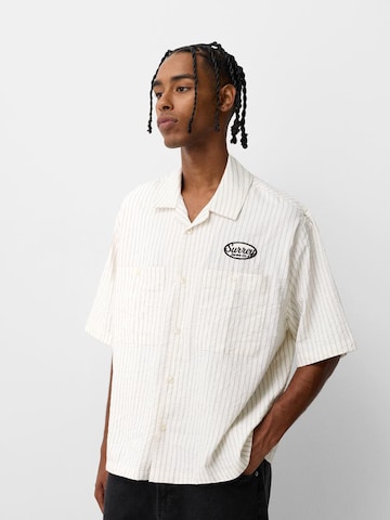 Coupe regular Chemise Bershka en blanc : devant