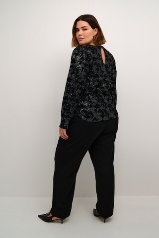KAFFE CURVE Bluse 'Brit' i sort