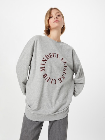 PIECES Sweatshirt 'MIND' in Grey: front