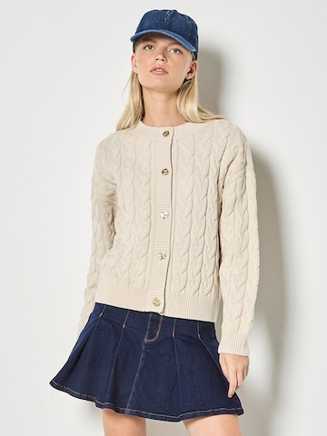 Apricot Cable Knit Button-Down Cardigan ' ' in Grau: Vorderseite