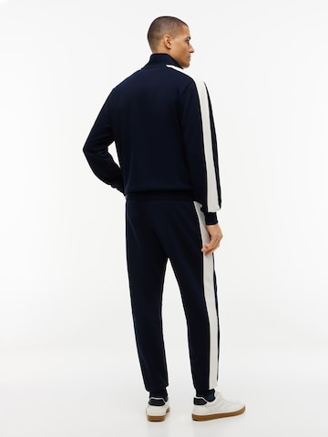 TOMMY HILFIGERJogging komplet 'ESS' - plava boja
