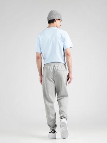Effilé Pantalon 'CLUB' Nike Sportswear en gris