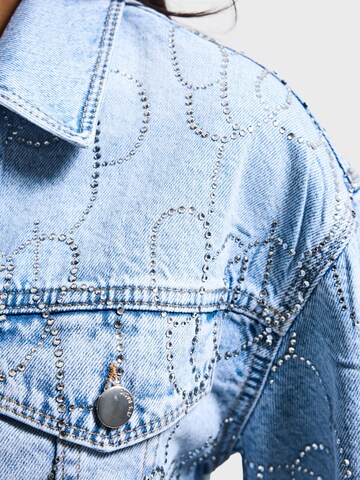 Gilet 'RHINESTONE CROPPED DENIM JACKET' IT'S BASIC en bleu