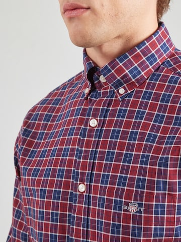 Coupe regular Chemise 'CLASSIC' GANT en rouge