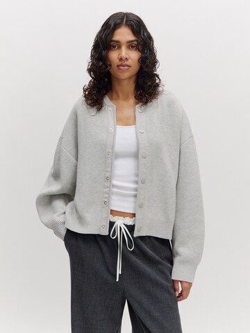 EDITED Pullover 'Aniela' (GRS) in Grau: Vorderseite