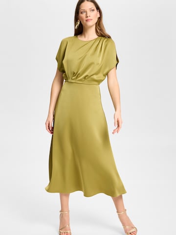 SWING - Vestido de gala en verde: frente