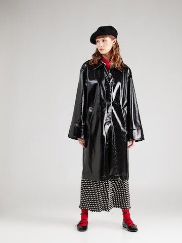 Manteau mi-saison Monki en noir : devant