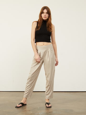 Aligne Loose fit Pleat-Front Pants 'Daphne' in Beige: front