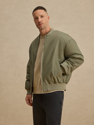 DAN FOX APPAREL Демисезонная куртка 'Arjen' в Зеленый: спереди