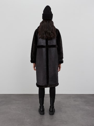 EDITED Zimní kabát 'Antje' – černá