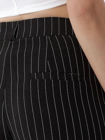 Wide leg Pantaloni con piega frontale di Hiccup in nero