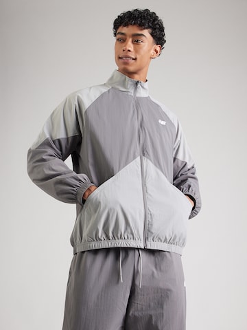 Geacă de primăvară-toamnă de la new balance pe gri: față