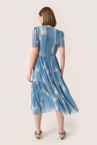 SOAKED IN LUXURY Jurk 'Aldora Nora' in Blauw