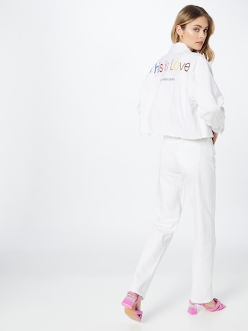 Geacă de primăvară-toamnă de la Calvin Klein Jeans pe alb