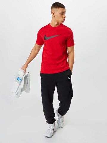 Nike Sportswear Bluser & t-shirts 'Swoosh' i rød