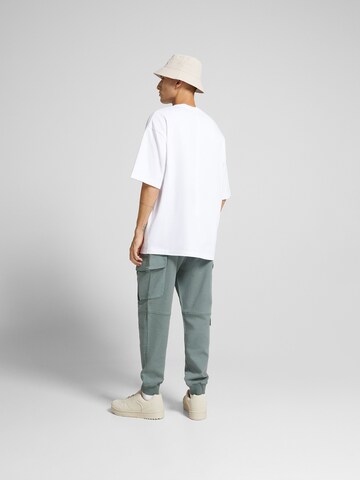 Bershka Tapered Gargohousut värissä sininen