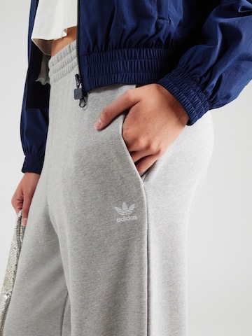 ADIDAS ORIGINALS - regular Pantalón 'ESS' en gris
