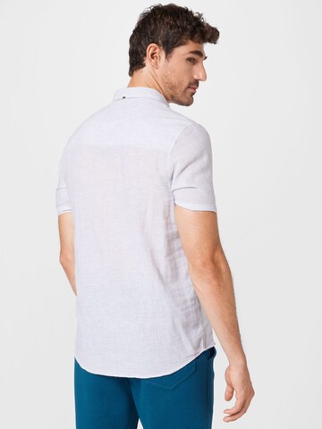 QS جينز مضبوط قميص بلون رمادي