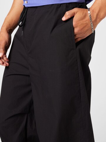 Loosefit Pantaloni de la WEEKDAY pe negru