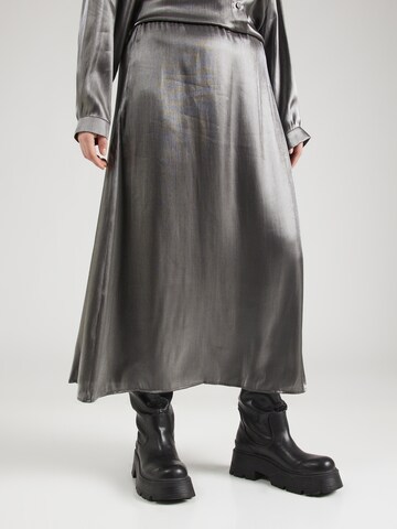 Gonna 'PCROLA' di PIECES Curve in grigio: frontale