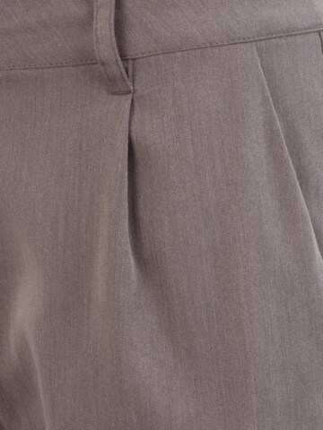 Bootcut Pantaloni con pieghe 'Almond' di Noisy may in grigio