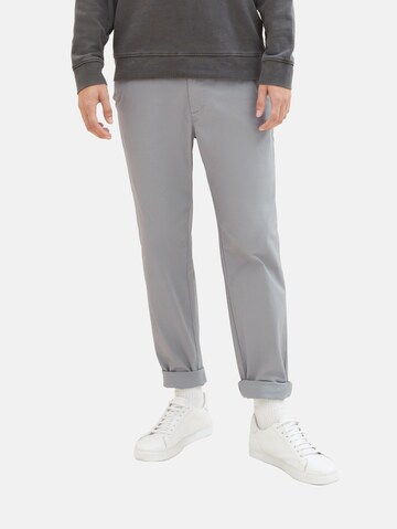 Regular Pantalon chino TOM TAILOR DENIM en gris : devant