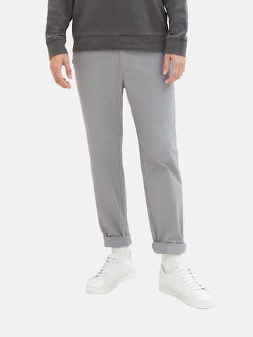 TOM TAILOR DENIM - regular Pantalón chino en gris: frente
