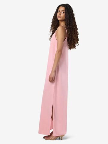 Noisy may Jurk in Roze