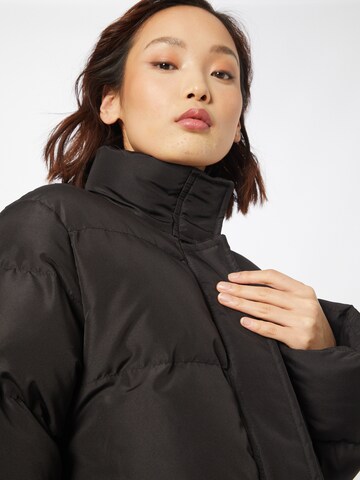 Trendyol Zimska jakna | črna barva