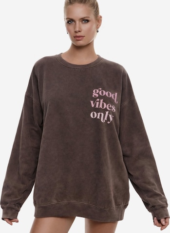 Worldclassca Sweatshirt in Braun: Vorderseite