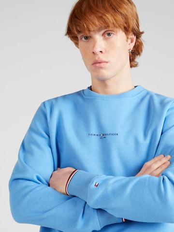 TOMMY HILFIGER Sweatshirt i blå