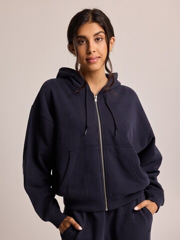 Veste de survêtement America Today en bleu : devant