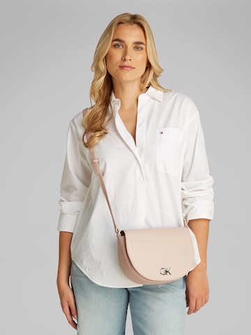 Calvin Klein Schoudertas in Roze: voorkant