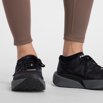 new balance - Skinny Pantalón deportivo 'Sleek' en marrón