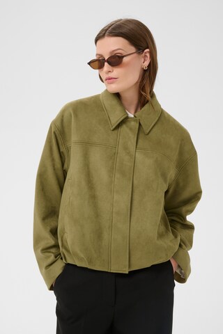 SOAKED IN LUXURY Tussenjas 'Sonjia' in Groen: voorkant
