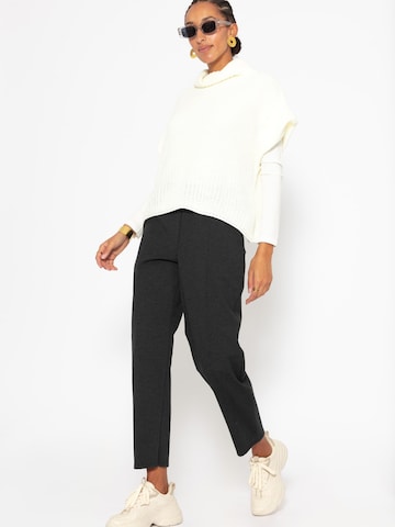 SASSYCLASSY Regular Chinohose‌‌ in Grau