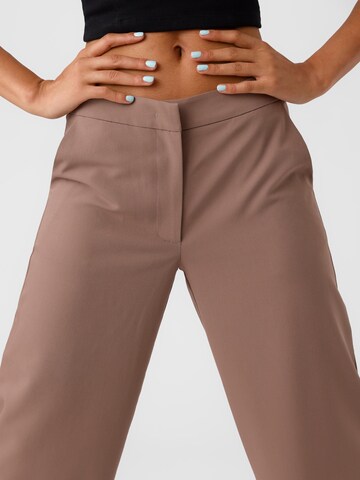 Vero Moda Collab Szeroka nogawka Spodnie 'Victoria' w kolorze brązowy