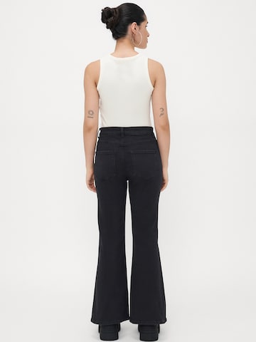 Only Petite Flared Jeans 'ONLHENNI' in Black