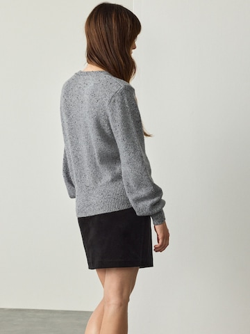 Next Pullover in Grau