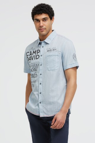 CAMP DAVID Regular Fit Kurzarmhemd mit Webstruktur und Logo Prints in Blau: Vorderseite