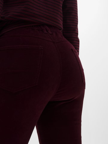 Bootcut Pantaloni di bonprix in rosso