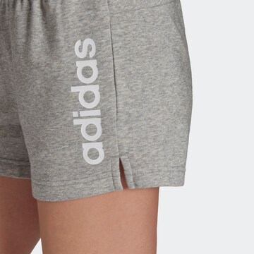 ADIDAS SPORTSWEAR Štandardný strih Športové nohavice 'Essential' - Sivá