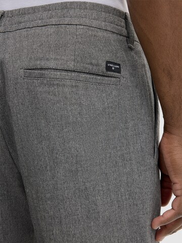 Regular Pantalon à pince 'Lui' STRELLSON en gris