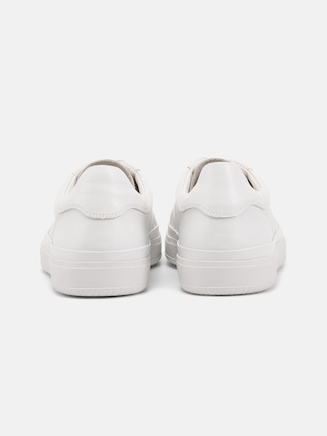 VAGABOND SHOEMAKERS Низкие кроссовки 'LEO' в Белый