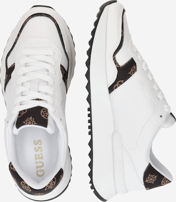 Sneaker bassa 'VINSA2' di GUESS in bianco