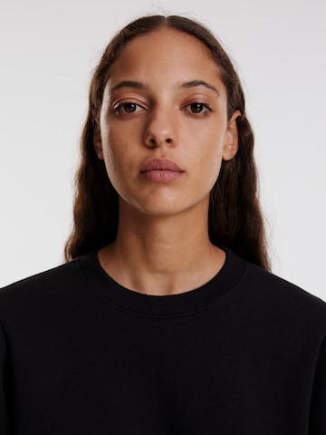 EDITEDSweater majica 'Tamy' - crna boja